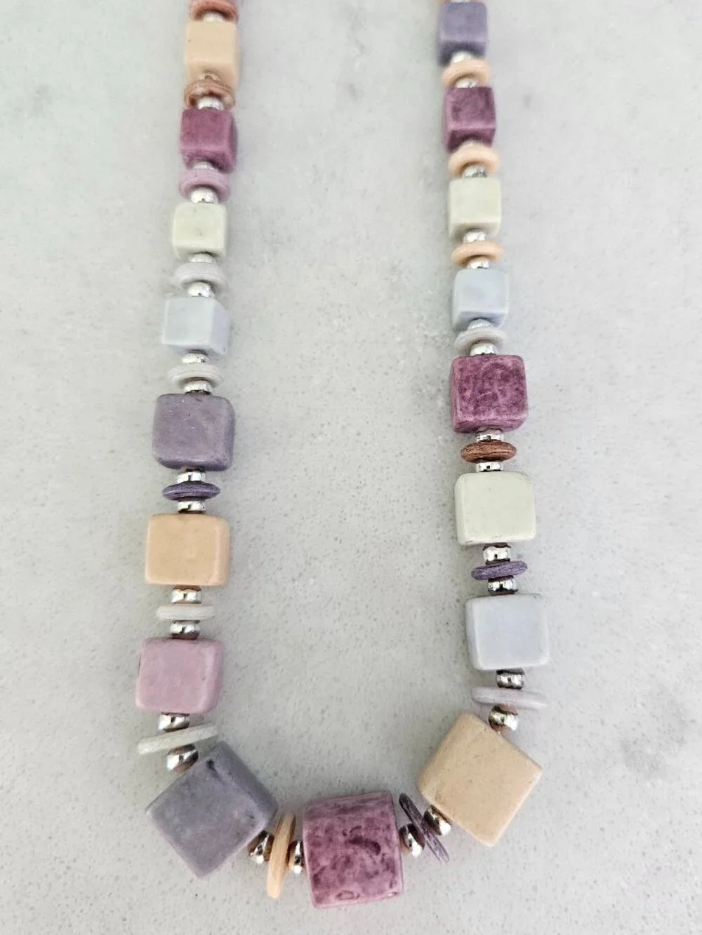 RARE & VINTAGE NECKLACE W/ CUBES & DISKS IN MUTED TONES OF ROSE, PLUM, TAN, GRAY